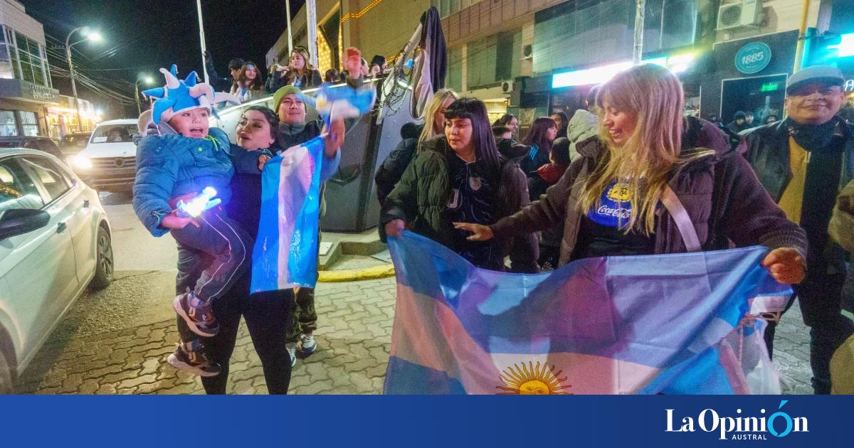 Río Gallegos festejó el triunfo de Argentina ante Argelia y la ilusión mundialista volvió a las calles