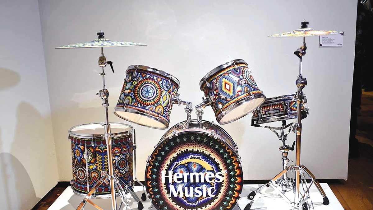 Exhiben instrumentos musicales decorados por wixárikas en el Museo de la CDMX