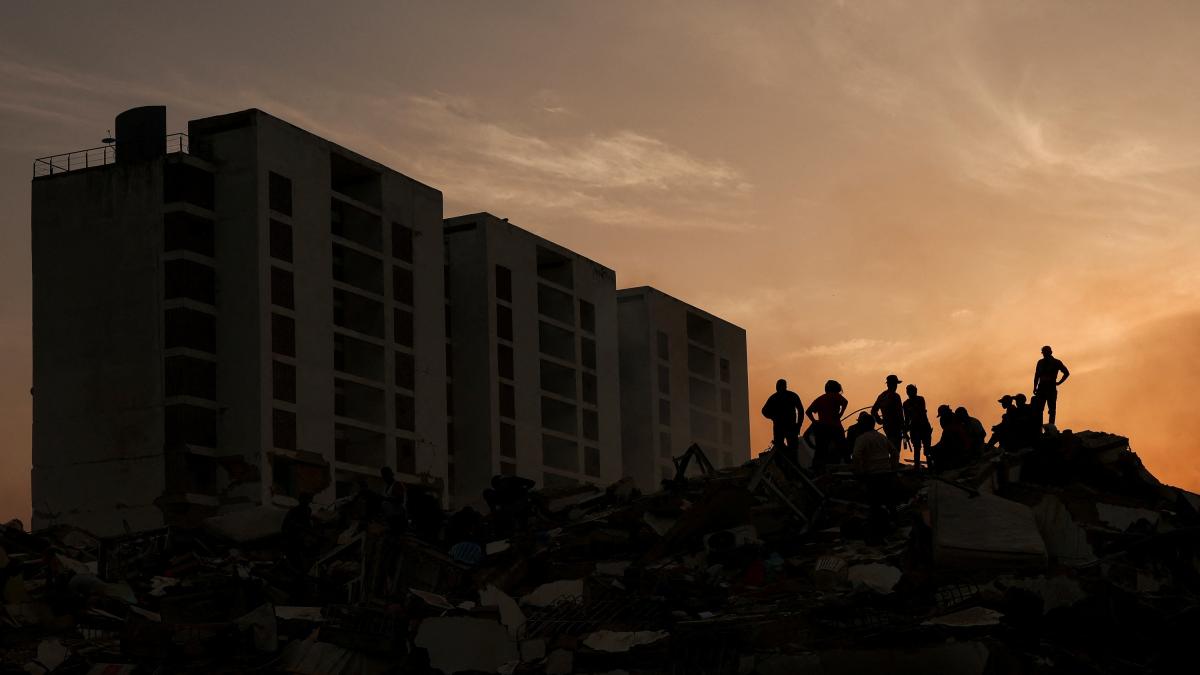 Rescatan a niño que perdió a su familia tras derrumbe provocado por terremotos en Venezuela