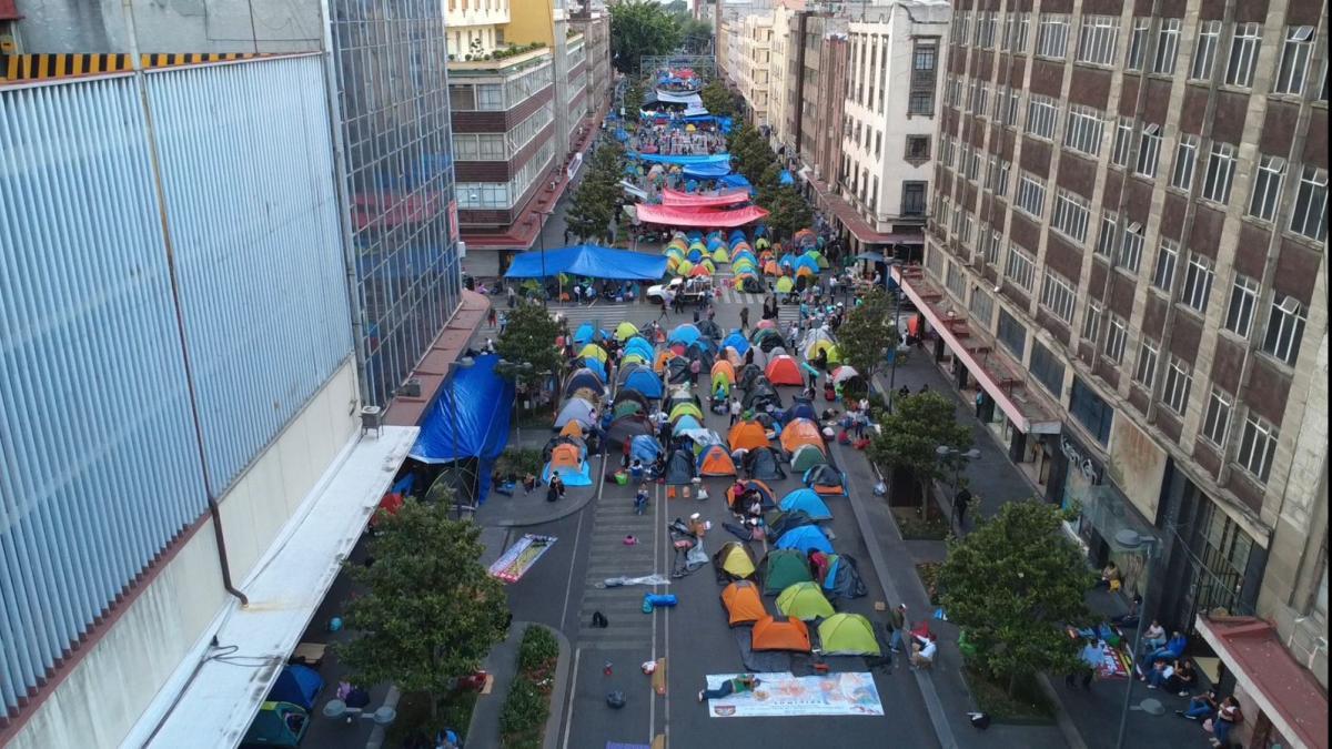 CNTE extiende su plantón; toma avenida 20 de Noviembre