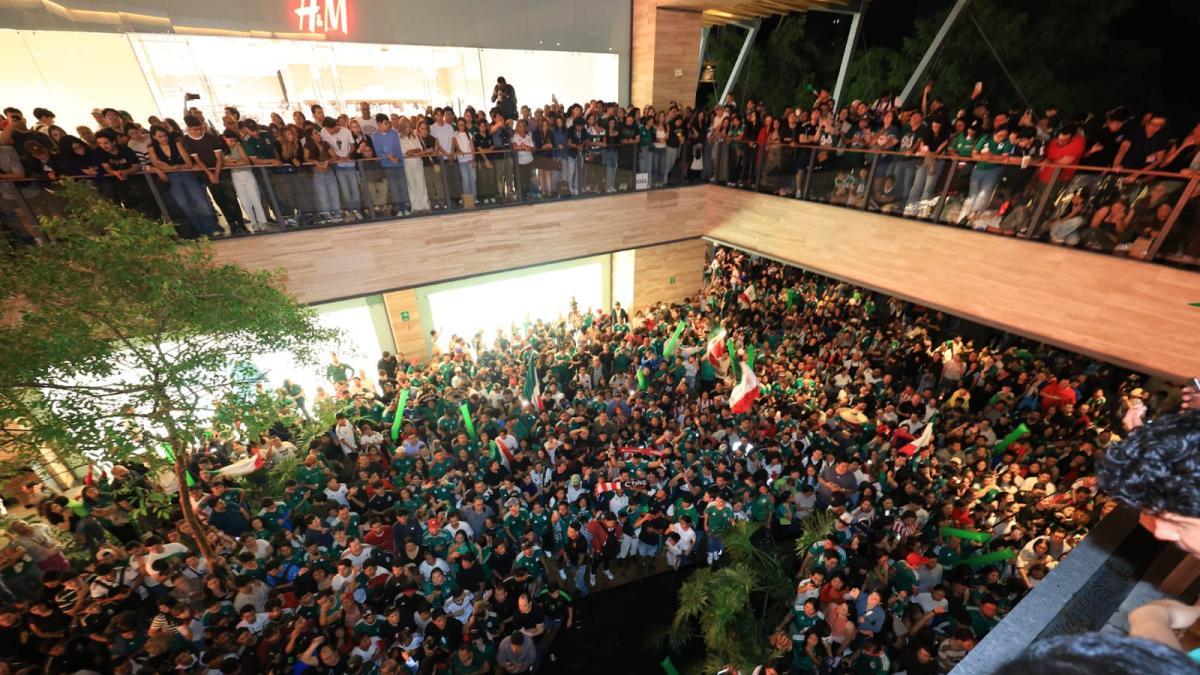 Frenética llegada de la Selección Mexicana a Guadalajara