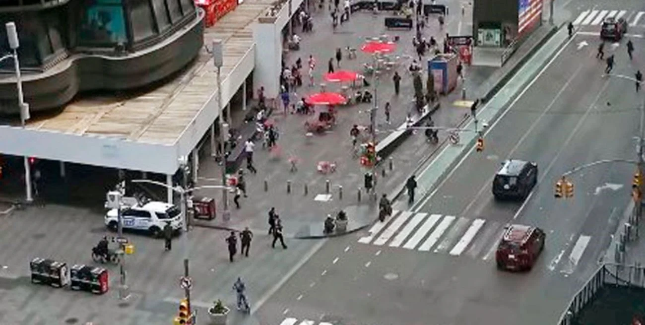 Caos en Nueva York: pánico por un tiroteo en Times Square tras los festejos de los Knicks