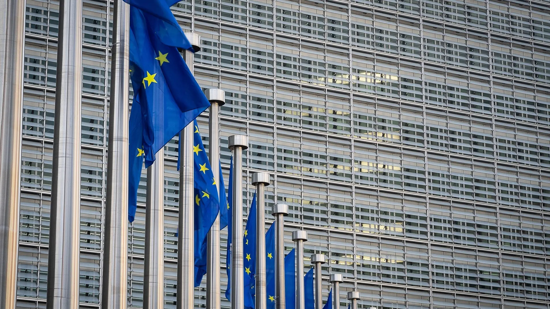 Bruselas pide a España actuar contra la crisis de vivienda: menos burocracia, reconvertir edificios y aumentar el alquiler social