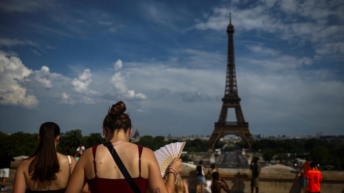 Autoridades adelantan cierre de la Torre Eiffel por ola de calor histórica