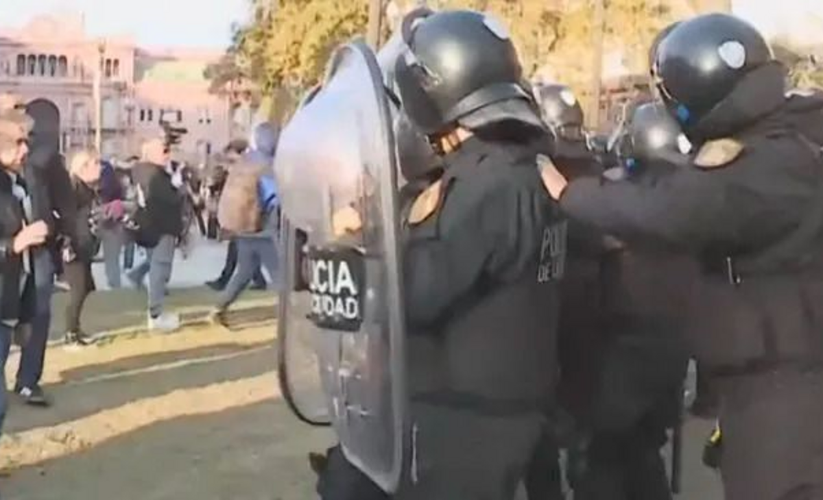 Plaza de Mayo: reprimieron a fanáticos en la previa de la Misa Ricotera