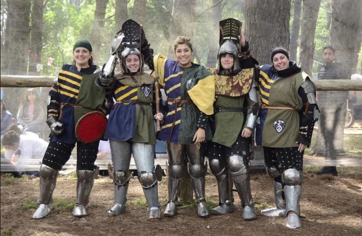Jornada medieval con fines solidarios en el parque del Colegio Illia
