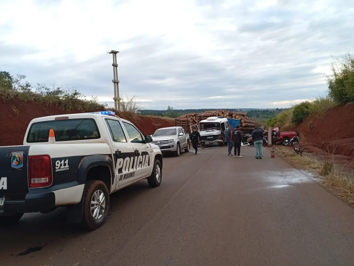 Amenazó a su ex, robó una camioneta para escapar y murió al embestir con un camión estacionado