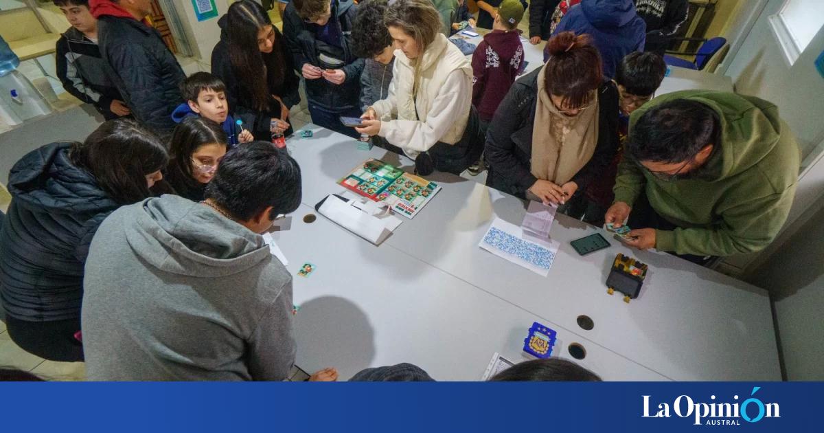 Intercambio de figuritas del Mundial 2026 en La Opinión Austral: todas las imágenes de una fiesta llena de premios y sorpresas