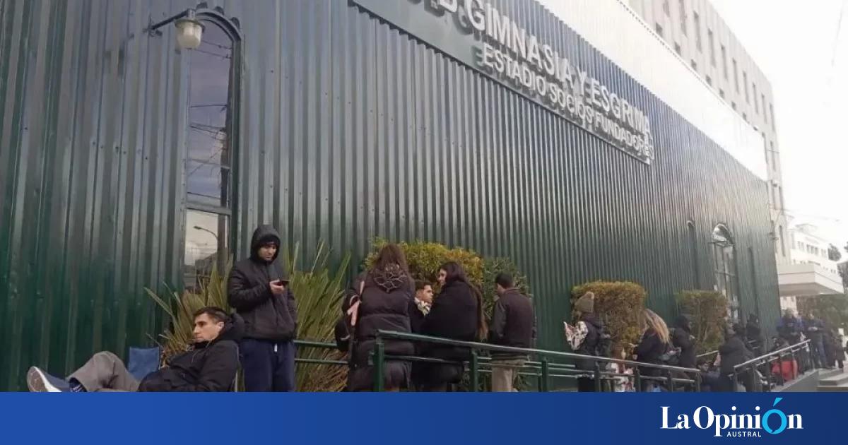 Comodoro Rivadavia pone el Mundial de Fútbol en pausa este sábado: hubo cola desde temprano por una entrada en el estadio para ver la sexta final de Gimnasia vs Quimsa