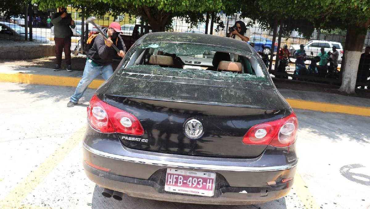 Docentes de la CETEG irrumpen en el Congreso de Guerrero