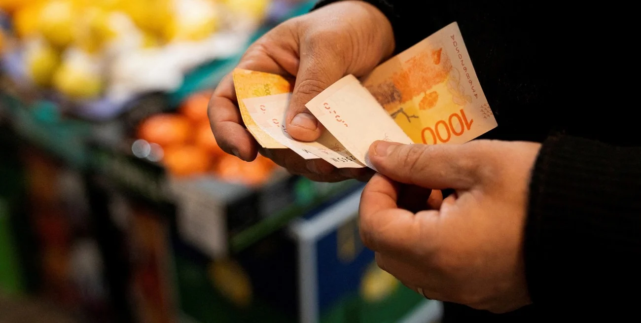 Los salarios argentinos le ganaron a la inflación en abril, pero siguen abajo en el año