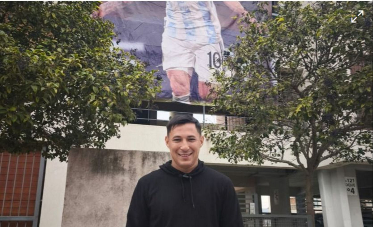 Colgó una gigantografía de Messi y se volvió un atractivo para todos los que pasan