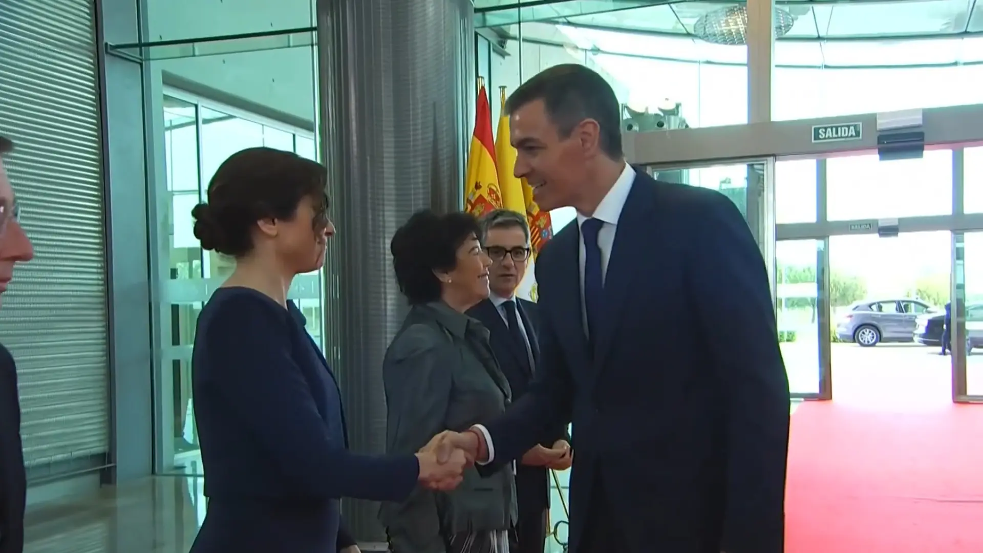 Así ha sido el saludo entre Sánchez y Ayuso en la llegada de León XIV a Madrid