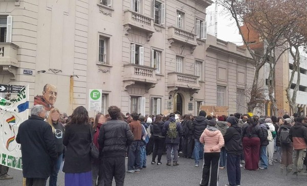 Escándalo en un colegio de Mar del Plata: denuncian que instalaron cámaras ocultas donde se cambian menores