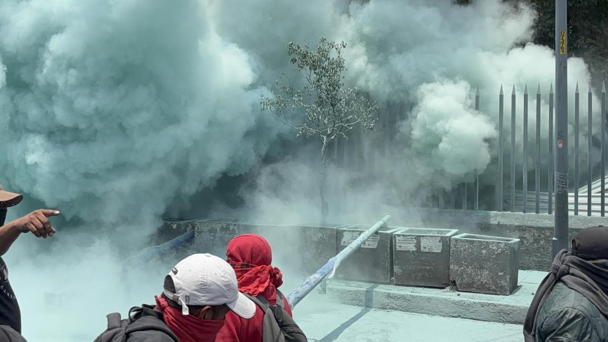Maestros de la CNTE y CETEG entran por la fuerza a oficinas de la SEP