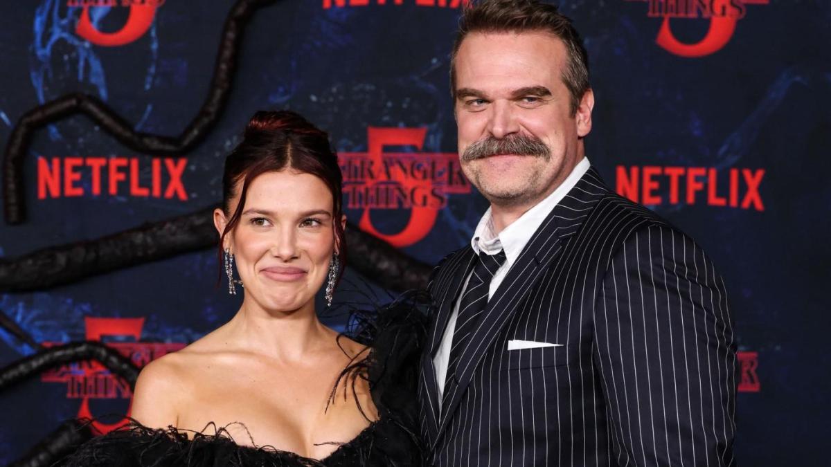 Millie Bobby Brown y David Harbour de Stranger Things serán padre e hija en una nueva serie Netflix