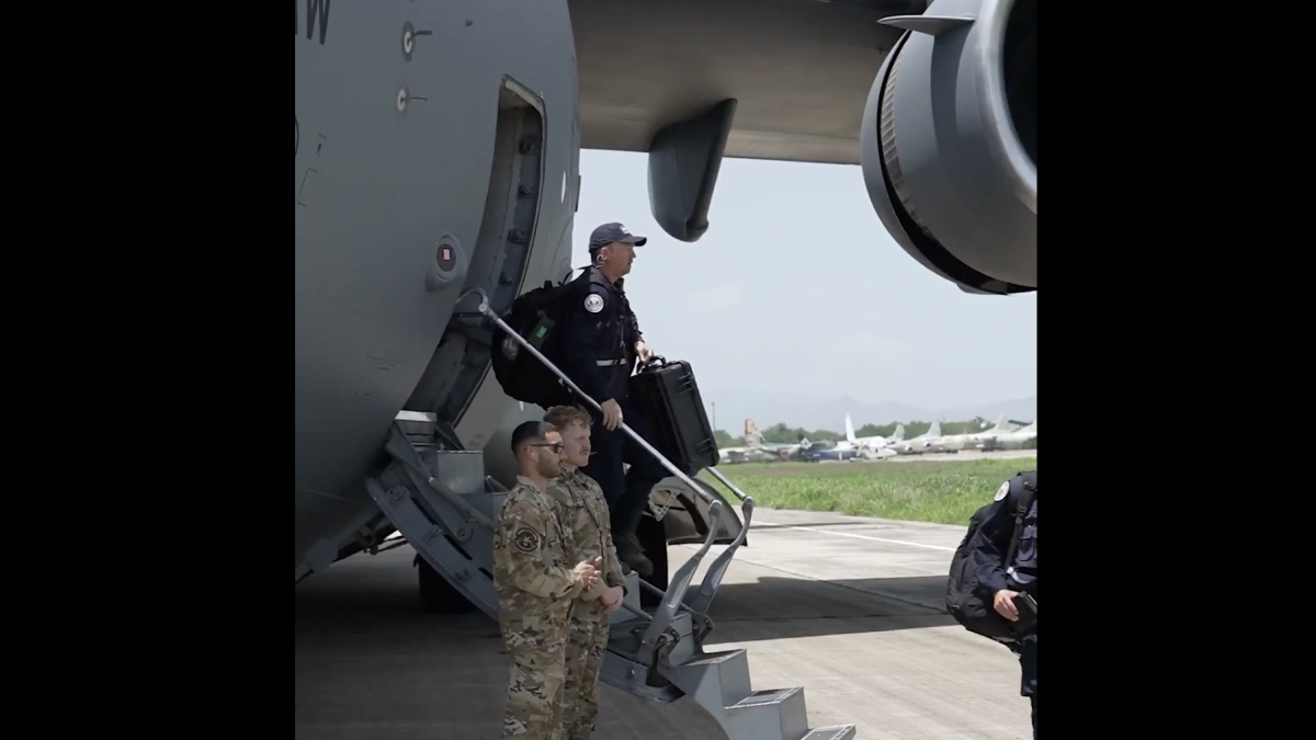 Ejército de EU llega a Venezuela tras sismos; reabre aeropuerto y puerto