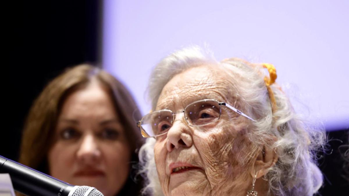 Elena Poniatowska reflexiona sobre IA y periodismo