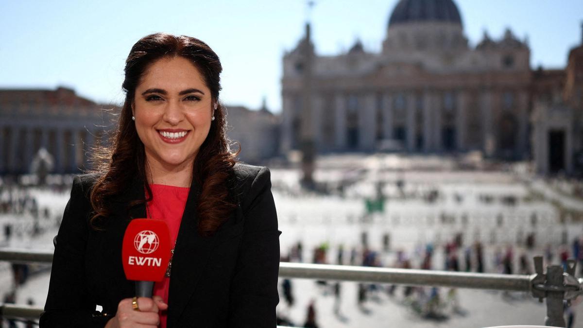 El Papa nombra a la primera mujer al frente de la comunicación vaticana procedente de la cadena que más chocó con Francisco