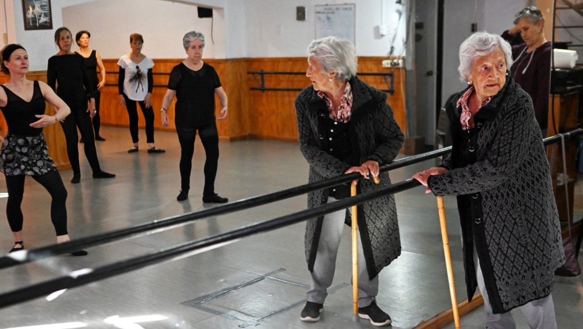 Evelyn Cordero tiene 100 años y aún da clases de ballet