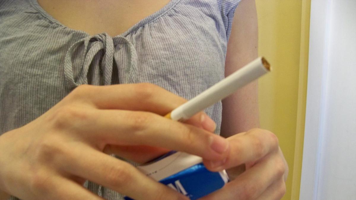 El consumo de tabaco baja a mínimos históricos, pero sigue causando una muerte cada hora