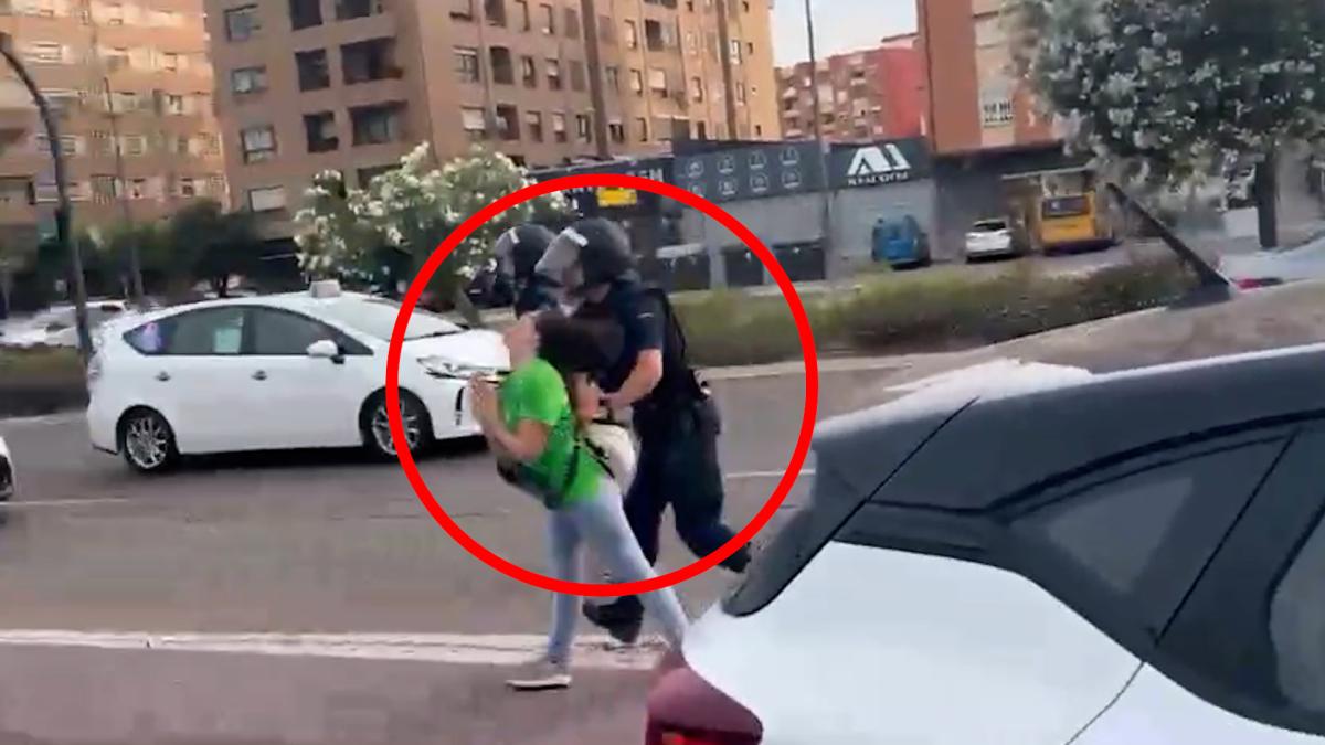 El empujón del policía no es casualidad