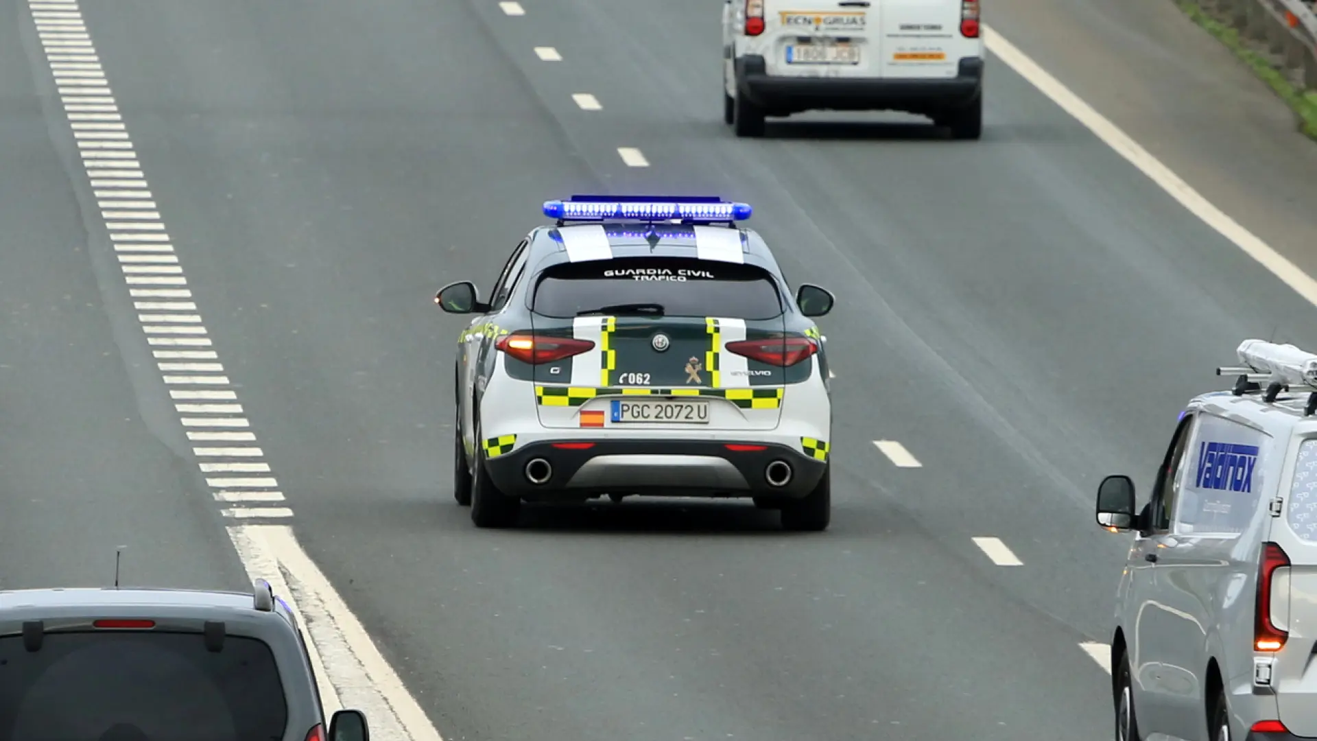 Adelantar a la Guardia Civil en carretera: ¿Es legal? Las claves para no ser multado