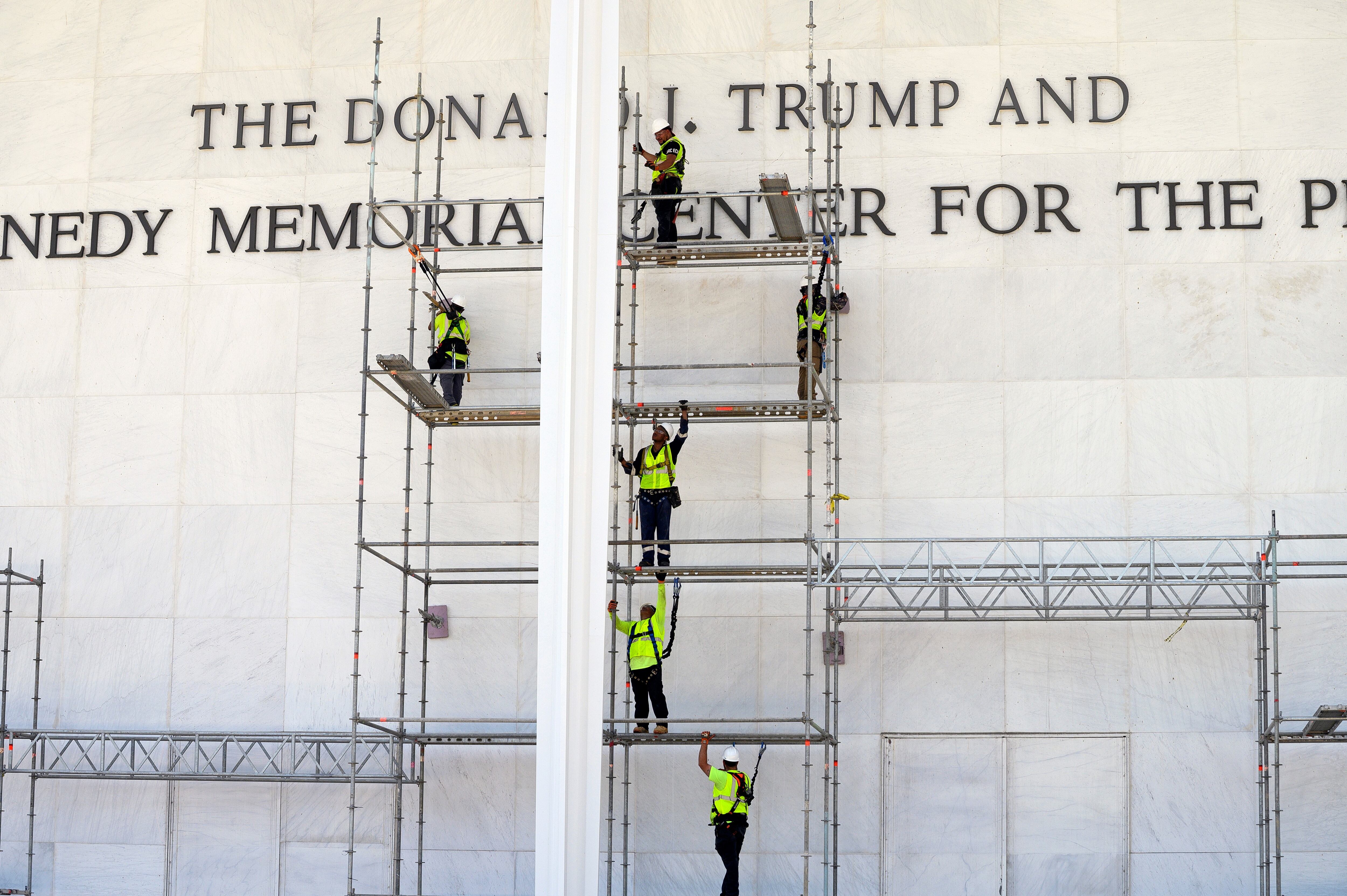 El Kennedy Center cumple con la orden judicial de retirar el nombre de Donald Trump de su fachada