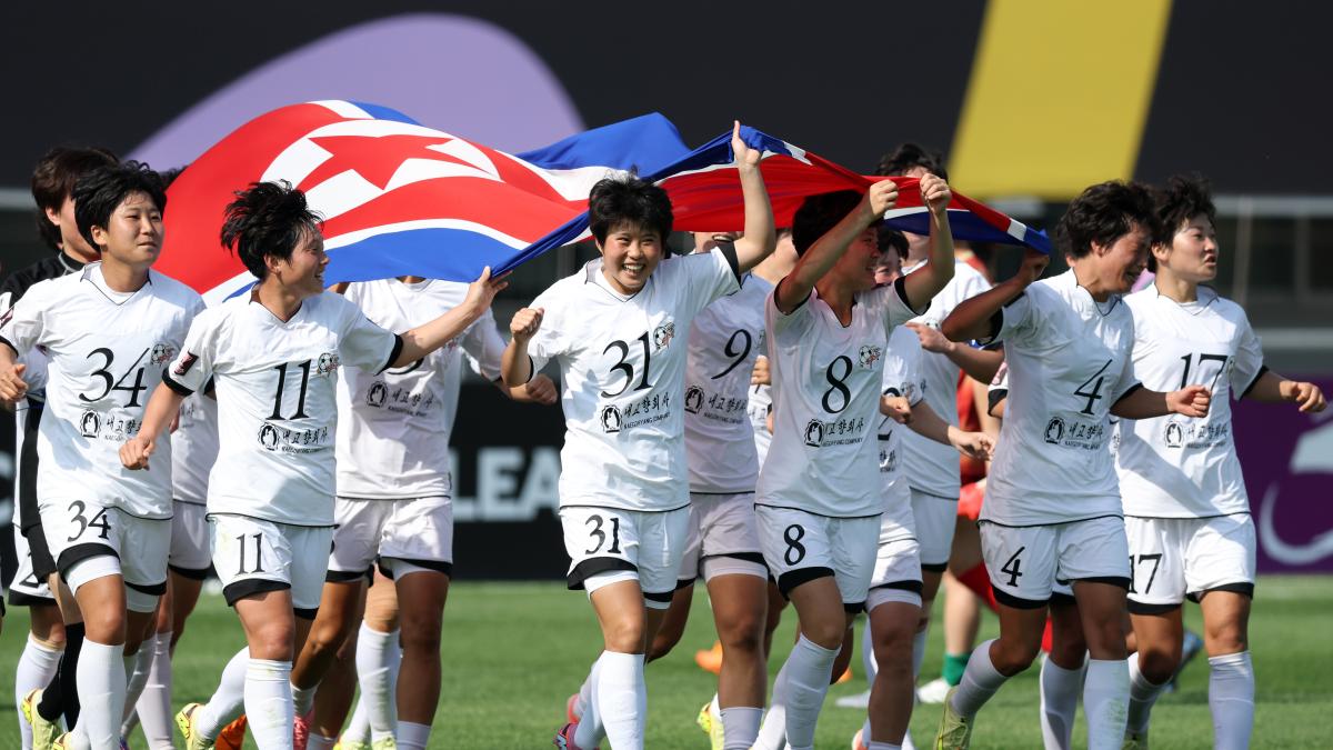 Kim Jong Un exprime al mejor equipo de fútbol femenino de Asia