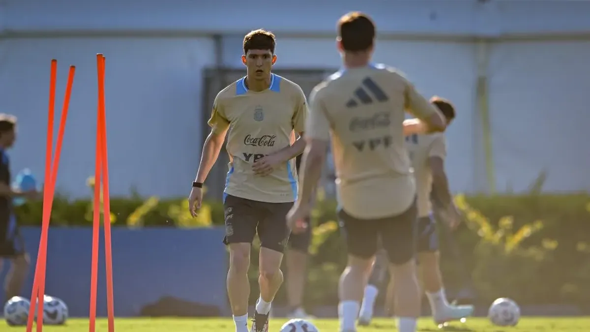Golpe para la Selección argentina: Balerdi se desgarró y Scaloni decide si lo cambia en la lista del Mundial