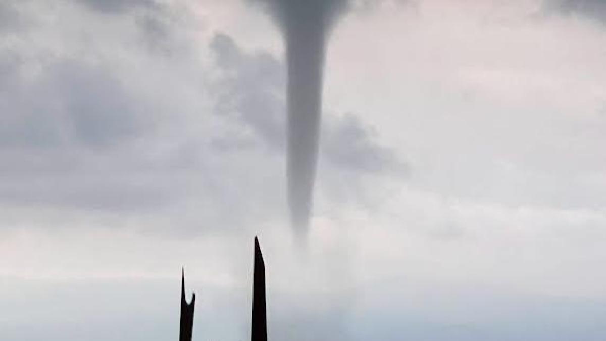 Tromba marina en el Lago de Chapala sorprende a habitantes
