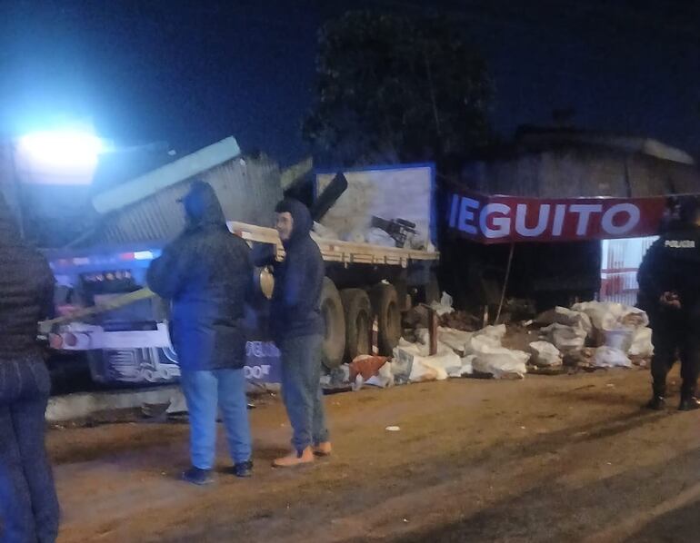 San Lorenzo: muere una mujer tras choque entre camión y camioneta - Policiales