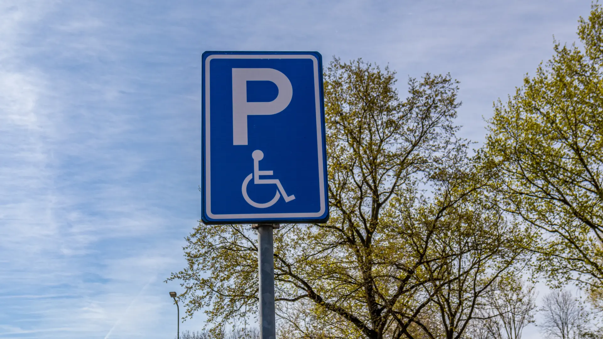 Barcelona anula la multa a una persona con movilidad reducida a la que se le cayó la tarjeta de estacionamiento cuando aparcaba