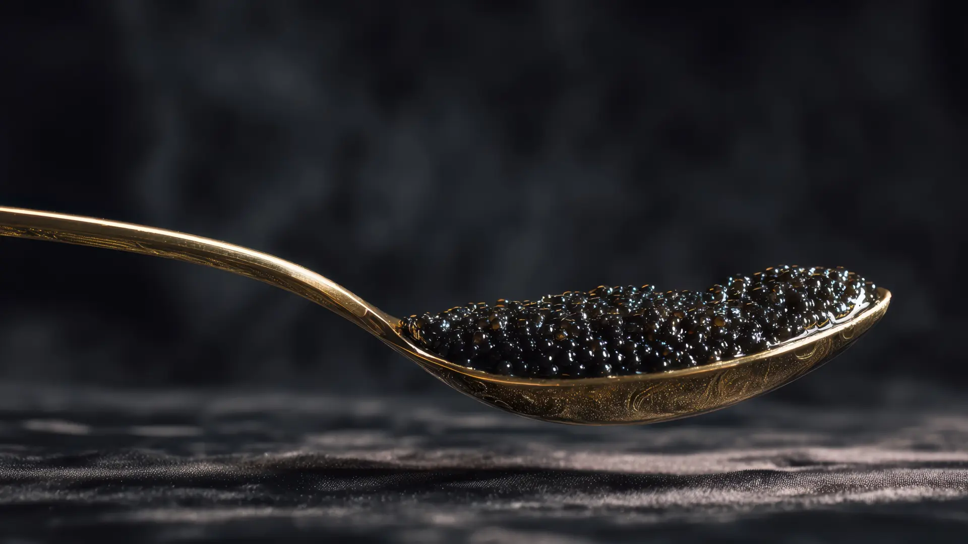 David López, experto en caviar: "Cuando el caviar es de calidad, debe disfrutarse mejor solo"