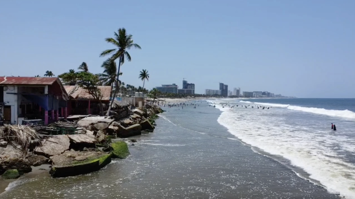 Arde el mar de Acapulco; temen nuevos huracanes