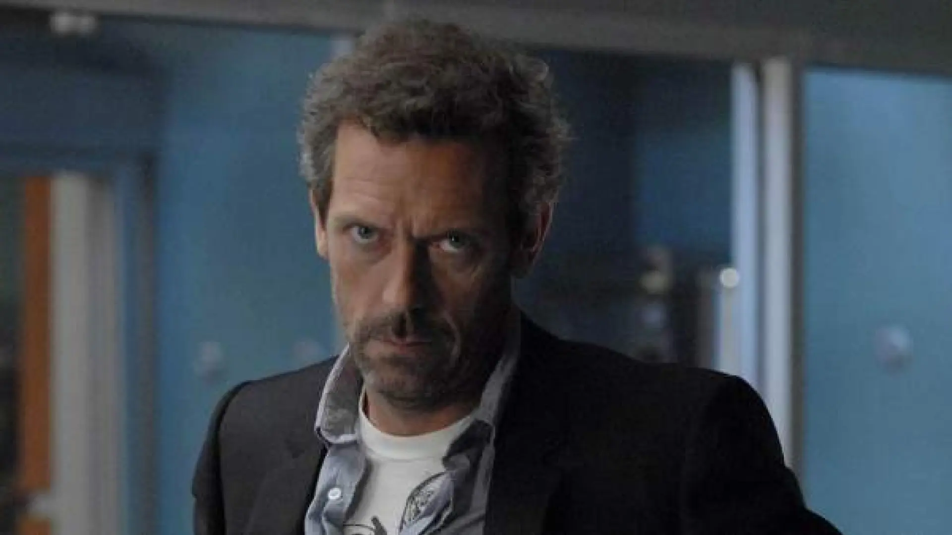Hugh Laurie humilla a una periodista por criticar 'House': "Si fuera como dices, los capítulos habrían durado 6 minutos"