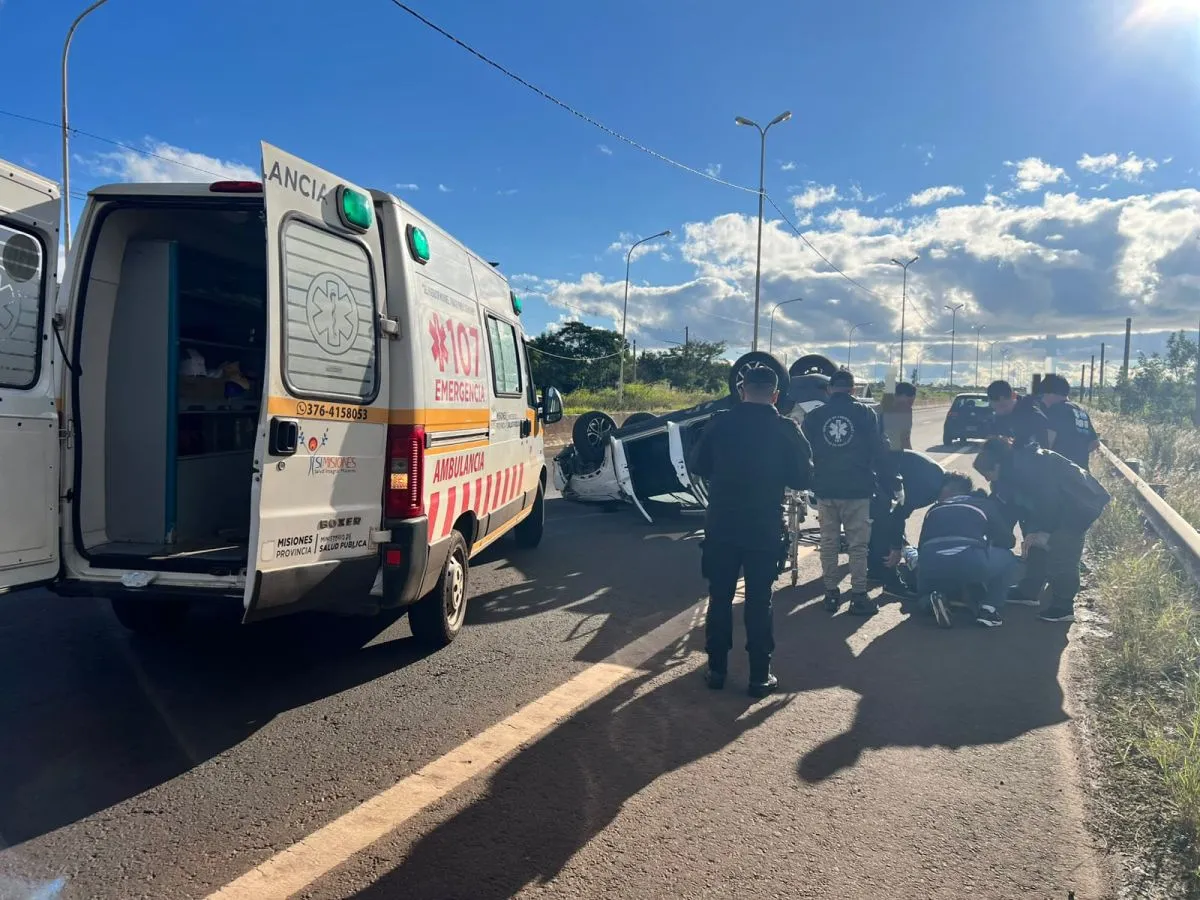 Una mujer resultó herida tras el despiste y vuelco de una camioneta en Garupá