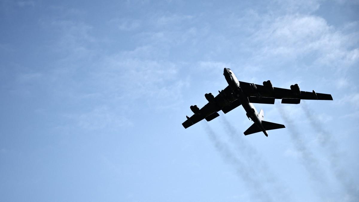 Un bombardero B-52 de la Fuerza Aérea de EU se estrella en la base aérea Edwards en California