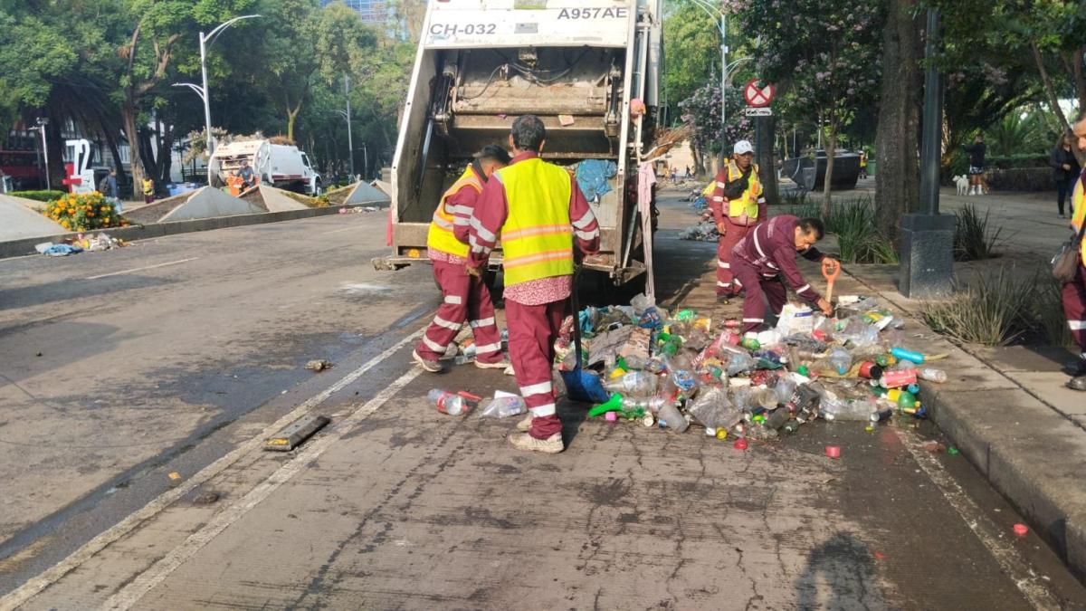 Recogen 40 toneladas de basura tras festejos por triunfo del Tri en CDMX