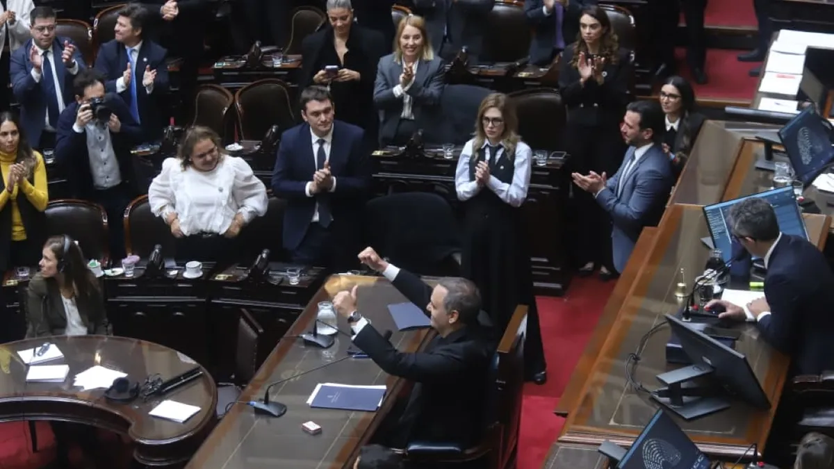 El procedimiento para interpelar a Manuel Adorni en el Congreso divide aguas entre libertarios