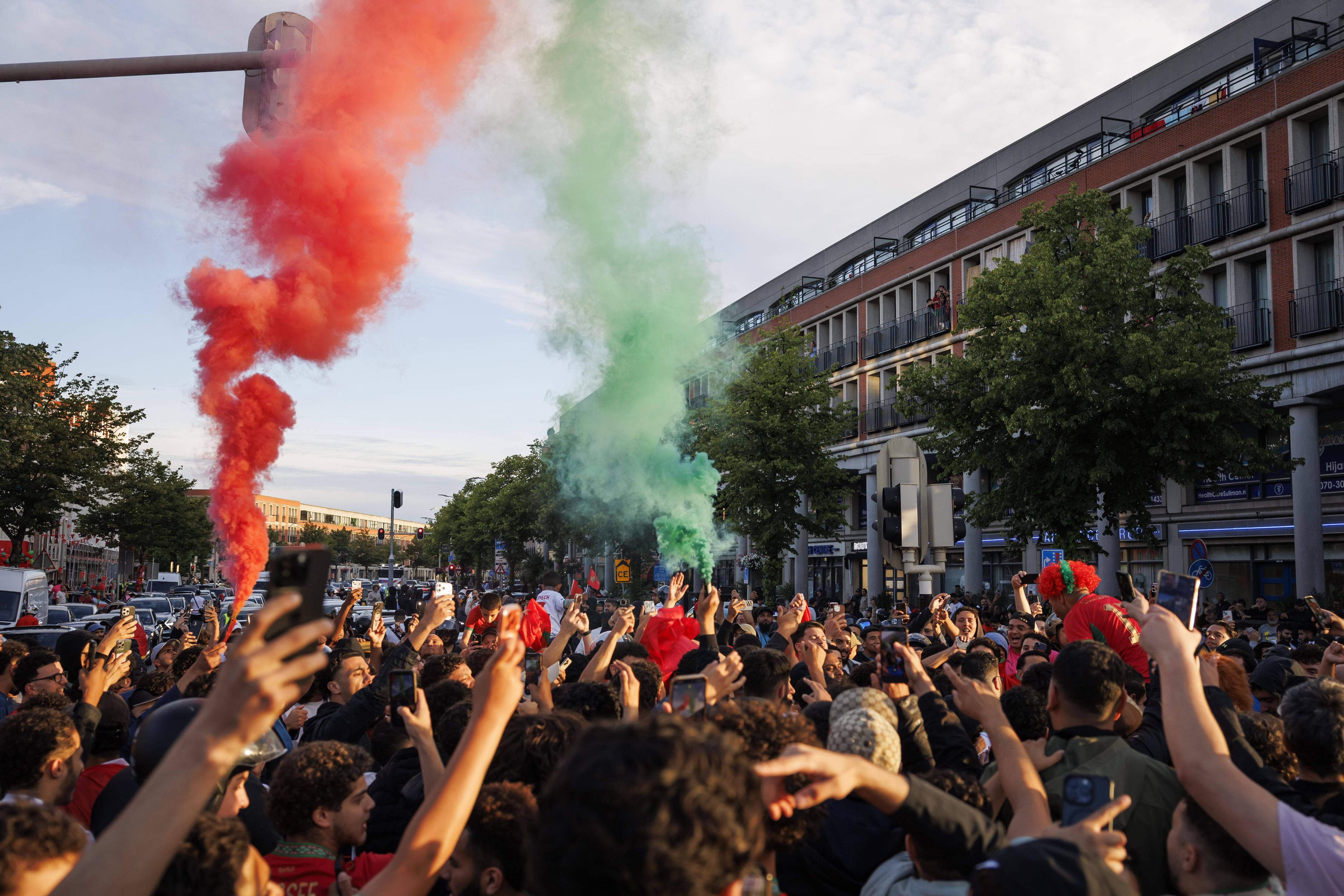La alegría de los hinchas de Marruecos inunda las calles de los Países Bajos tras la eliminación de Holanda