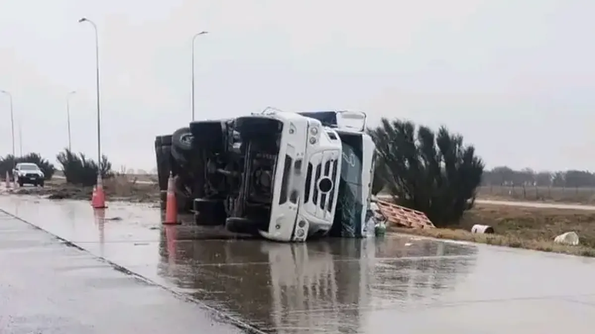 Un camionero sanjuanino volcó en una autopista de San Luis: dio positivo en el test de alcoholemia