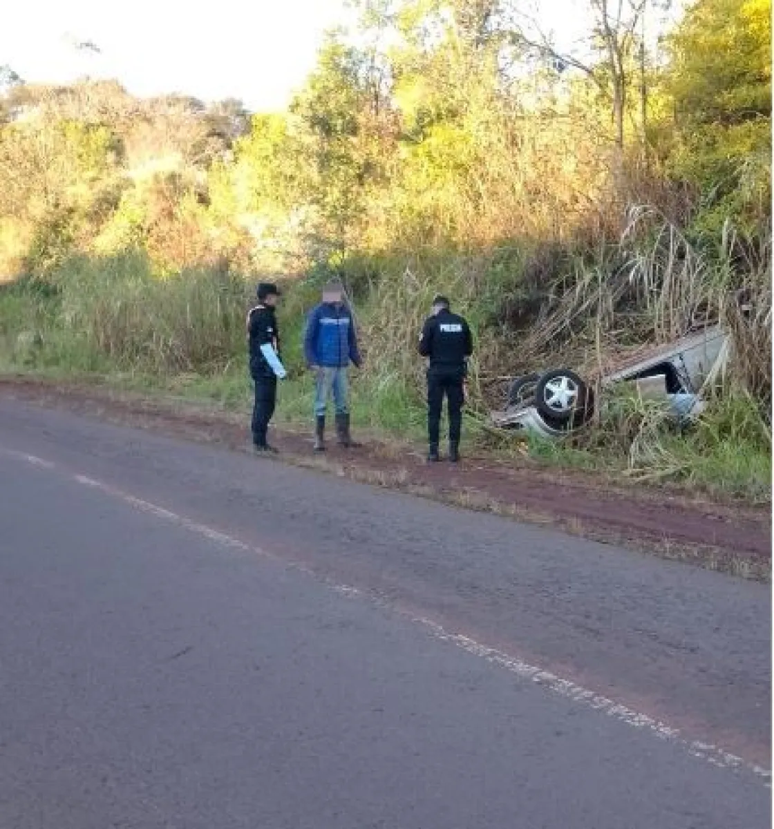 Perdió el control del auto y volcó al costado de la ruta en El Soberbio