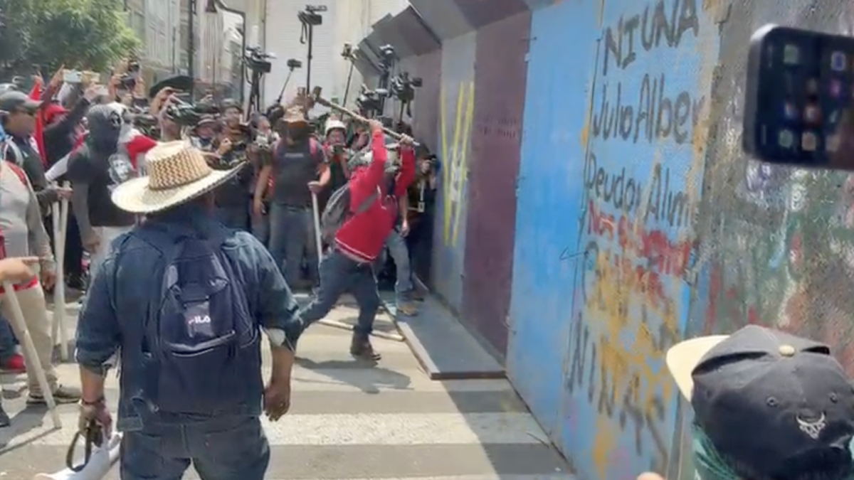 CNTE intenta derribar vallas para llegar al Zócalo