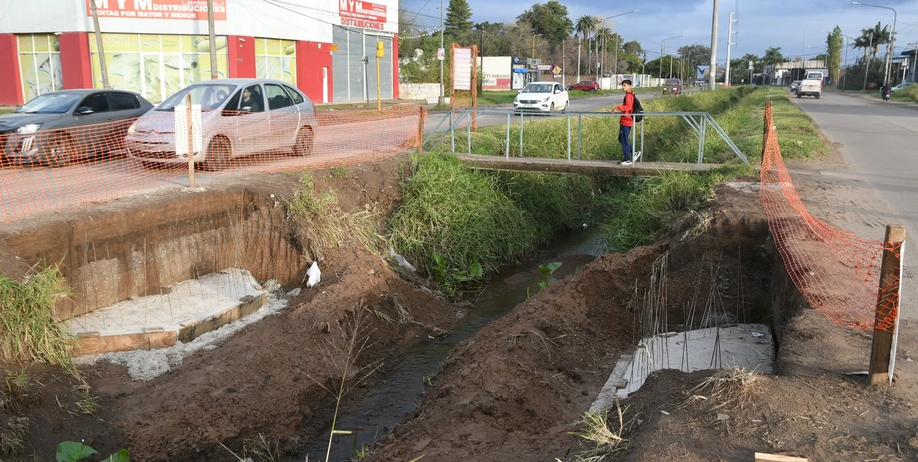 Comenzó la construcción de los tres nuevos puentes peatonales sobre Aristóbulo del Valle