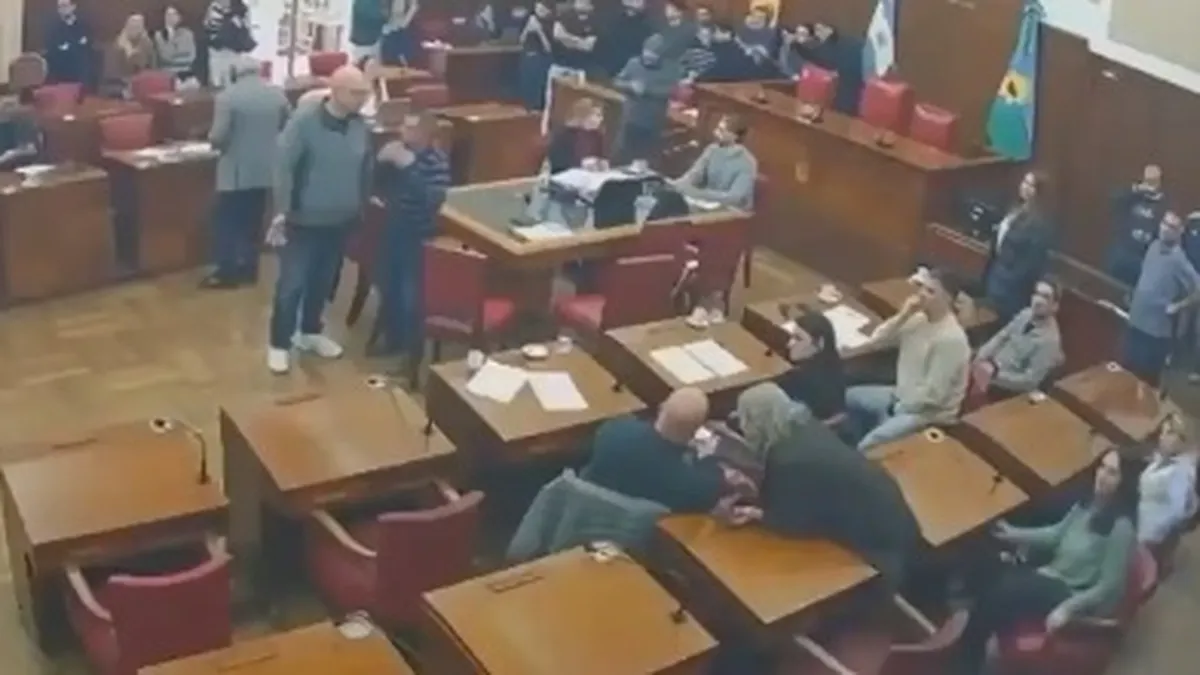 [VIDEO] Empujones y patadas: escándalo entre taxistas y choferes de apps en Mar del Plata