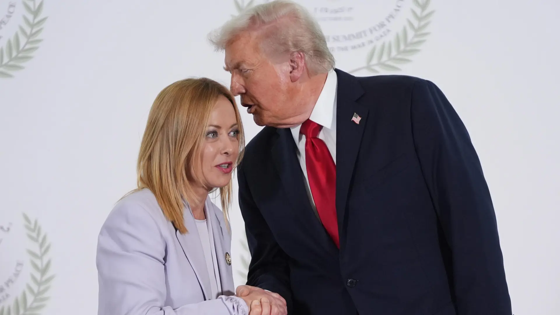 Trump provoca una crisis con Italia: Meloni le acusa de "inventarse" que le rogó una foto y Tajani cancela su viaje