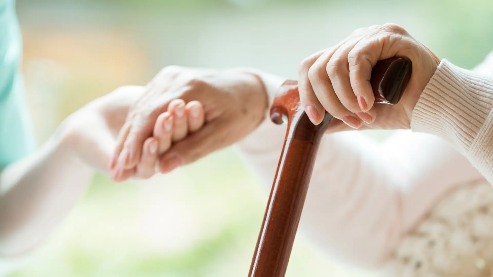 Un neuroestimulador ajusta sus impulsos al movimiento y ayuda a caminar mejor a pacientes con párkinson