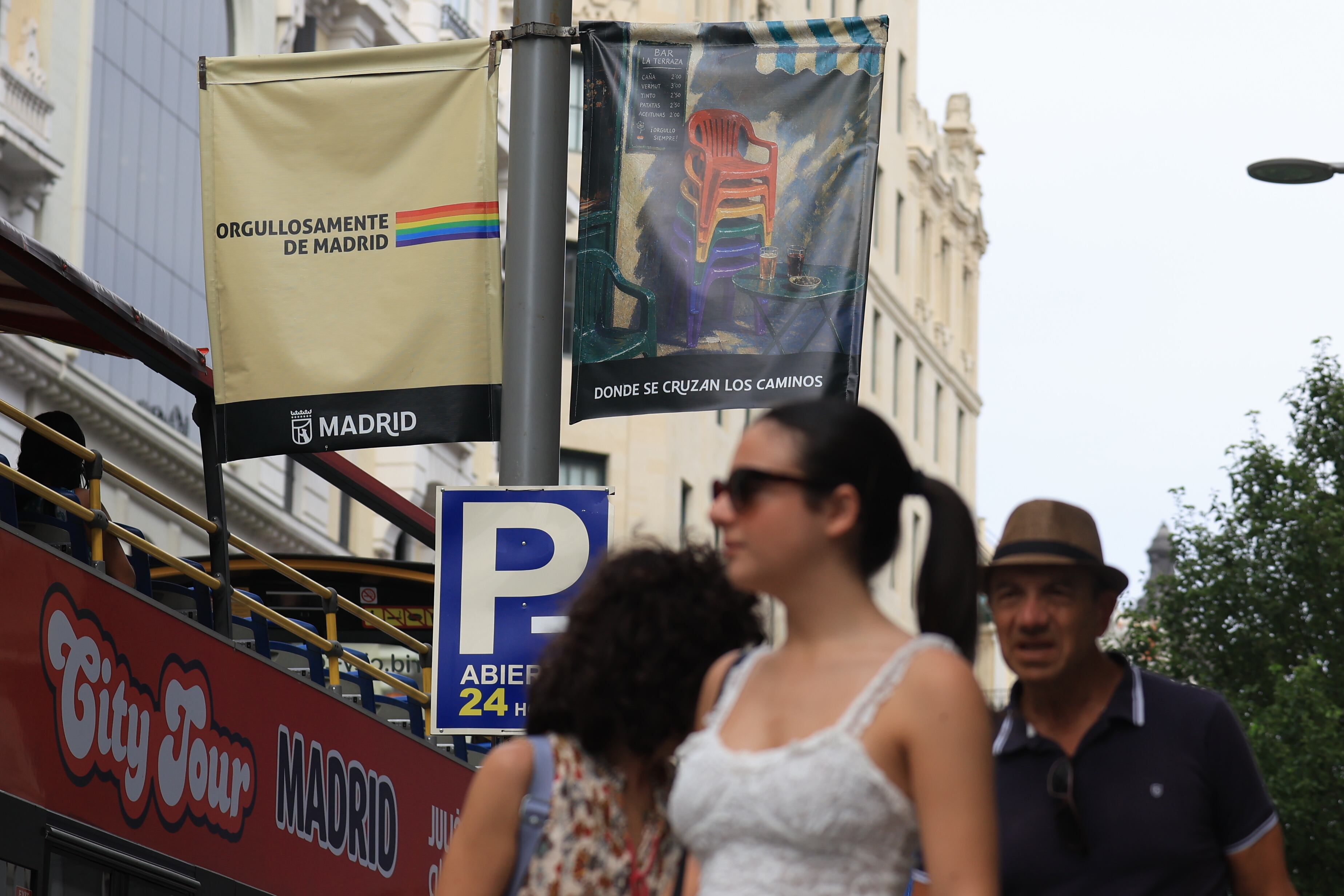 Terrazas, flores y caramelos: los polémicos carteles del Ayuntamiento de Madrid que "borran" a las personas LGTBIQ+