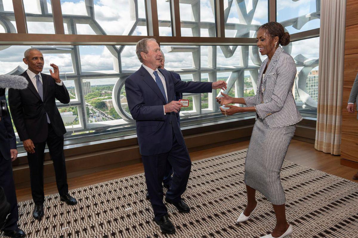 Michelle Obama defiende el legado de su esposo con emotivas